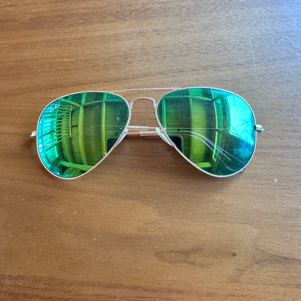 Ray-Ban Aviator Sunglasses with Green Flash Lenses